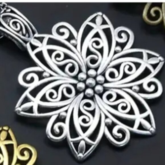 Long Vintage Intricate Floral Design Silver Electro-Plated Pendant and Necklace - Picture 3 of 4